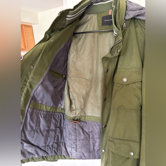 Banana Republic Men’s Green Water-Resistant Insulated Field Coat - Picture 3 of 4